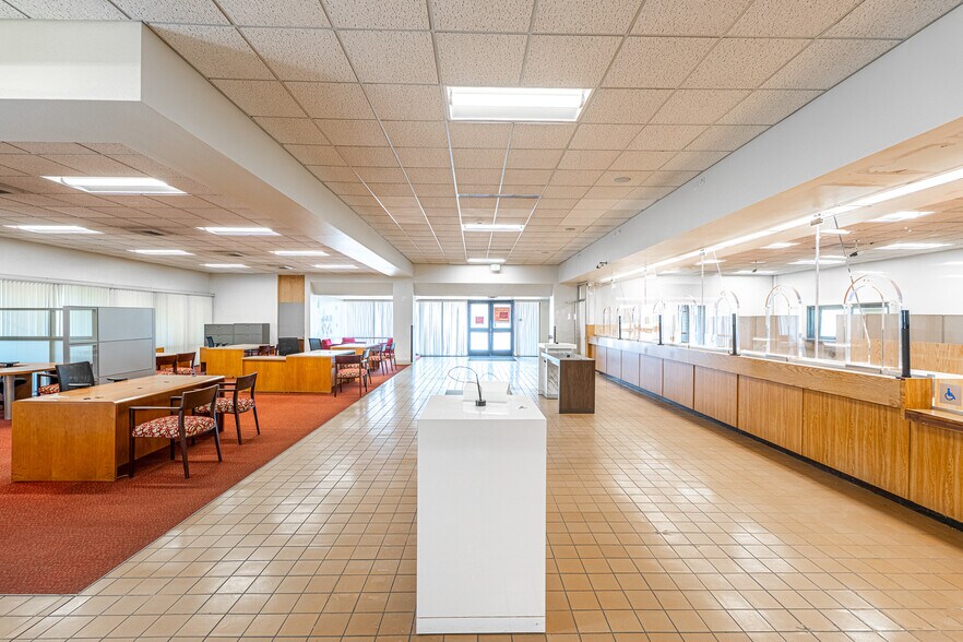 More Photos Of 2495 Lakeshore Dr, Lake Elsinore Bank For Sale