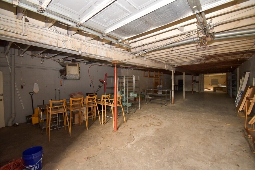 More Photos Of 443 W Walnut St, Danville Storefront For Lease