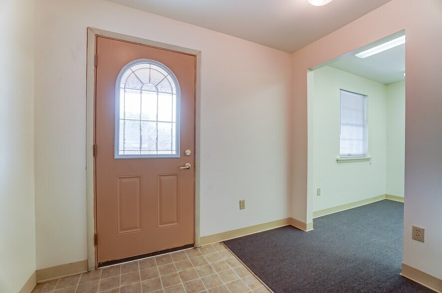 More Photos Of 1010-1090 N Market St, Troy Medical For Lease