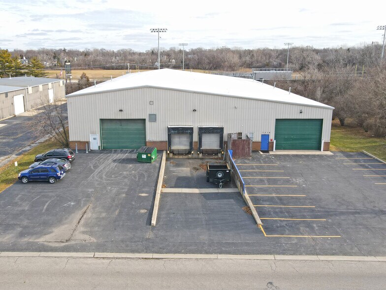 More Photos Of 701 Sunset Dr, Round Lake Warehouse For Lease