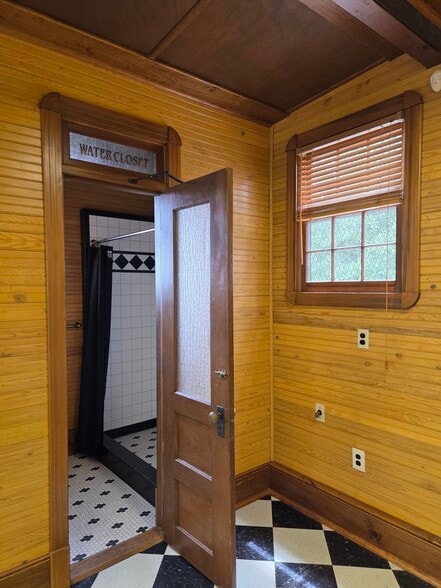 More Photos Of 815-817 Rosedale Dr, New Orleans Office For Sale