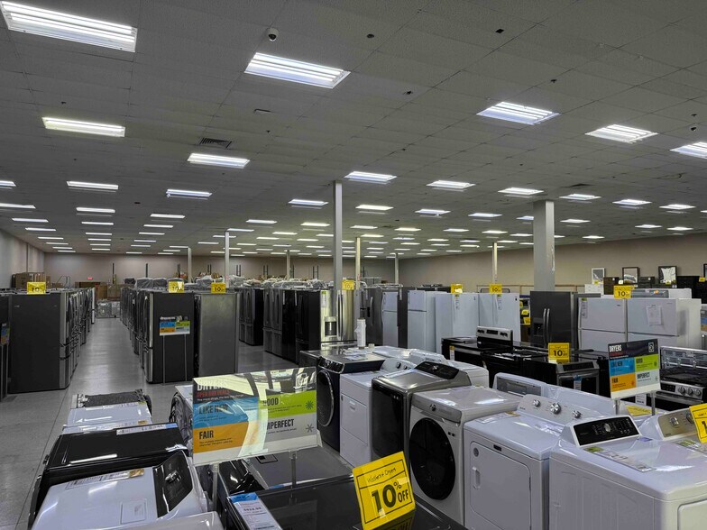 More Photos Of 6495 Quivira Rd, Shawnee General Retail For Lease