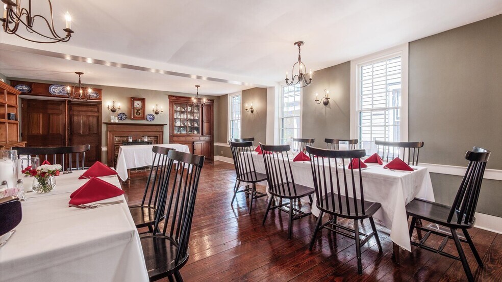 More Photos Of 313 Broadway E, Granville Hotel For Lease