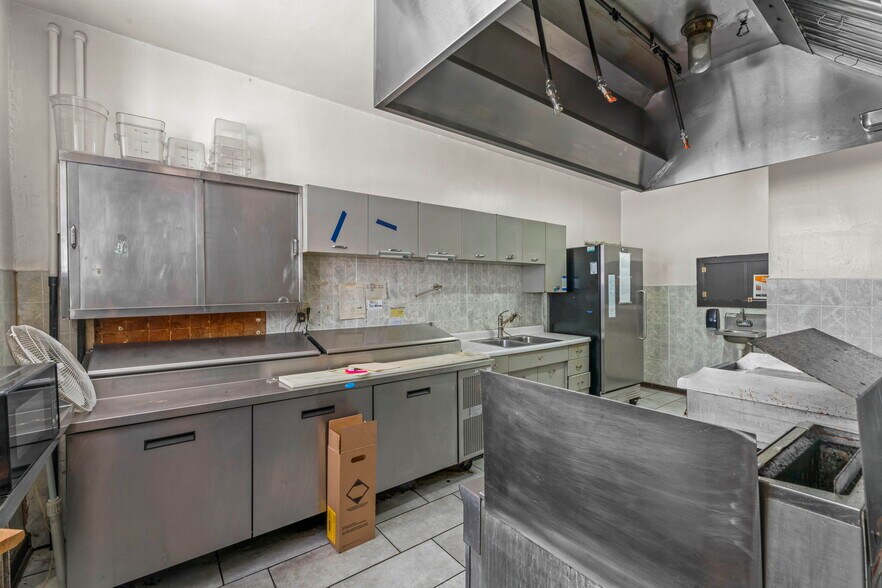 More Photos Of 105 Holbert Stretch, Dilliner Bar For Sale