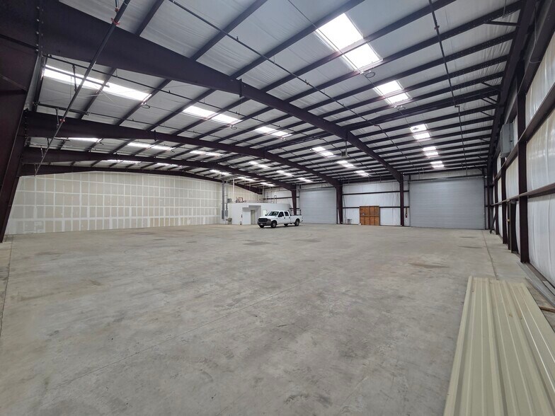 More Photos Of 11100 Osgood Dr, San Antonio Industrial For Lease