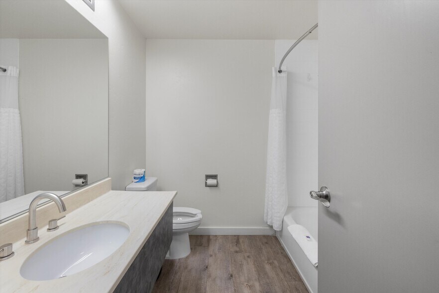 More Photos Of 720 W Lewis St, Pasco Hotel For Sale