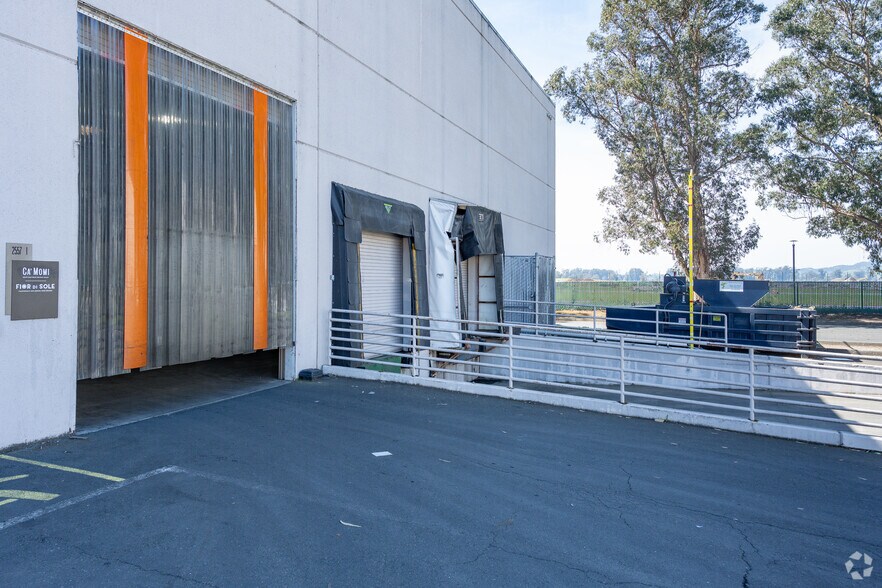 More Photos Of 2557 Napa Valley Corporate Dr, Napa Warehouse For Lease