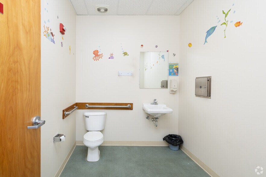 More Photos Of 405 Caredean Dr, Horsham Township Warehouse For Lease