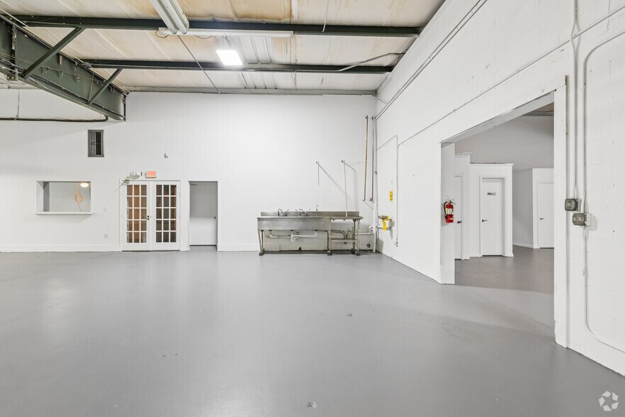 More Photos Of 4408 Corporate Sq, Naples Manufacturing For Sale