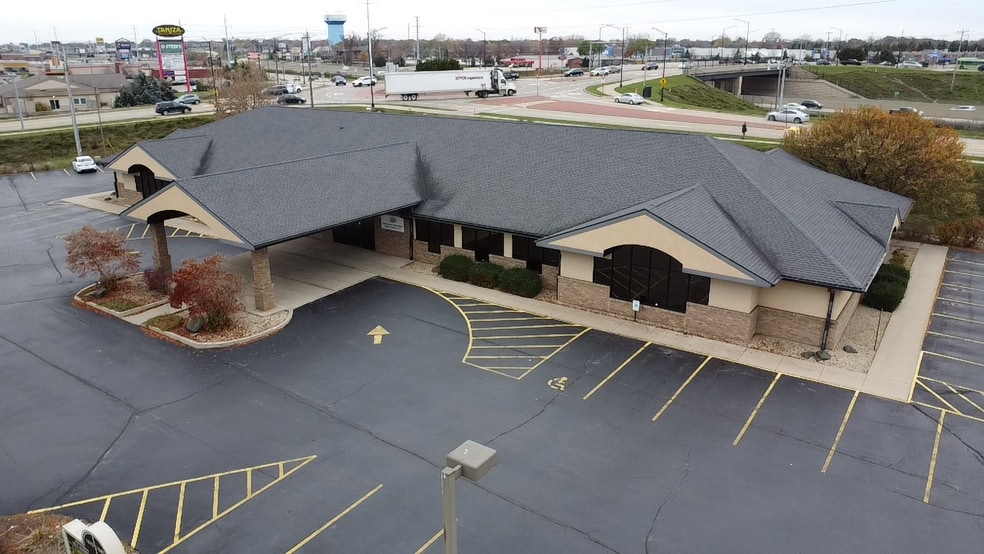 Primary Photo Of 1875 West Pointe Dr, Oshkosh Medical For Sale
