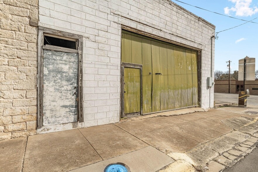 More Photos Of 104 E College St, Stephenville General Retail For Sale