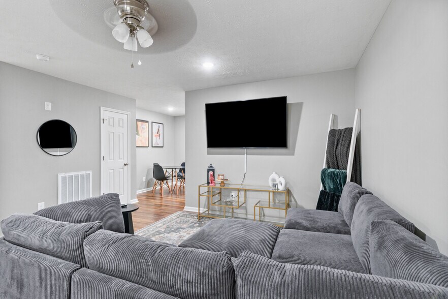 More Photos Of 21 Lost Ln, McEwen Apartments For Sale