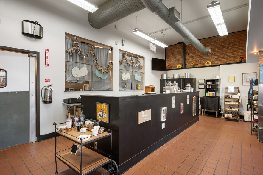 More Photos Of 108 S Walnut St, Muncie Office For Sale