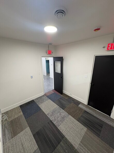 More Photos Of 2011 Hull Ave, Des Moines Truck Terminal For Lease