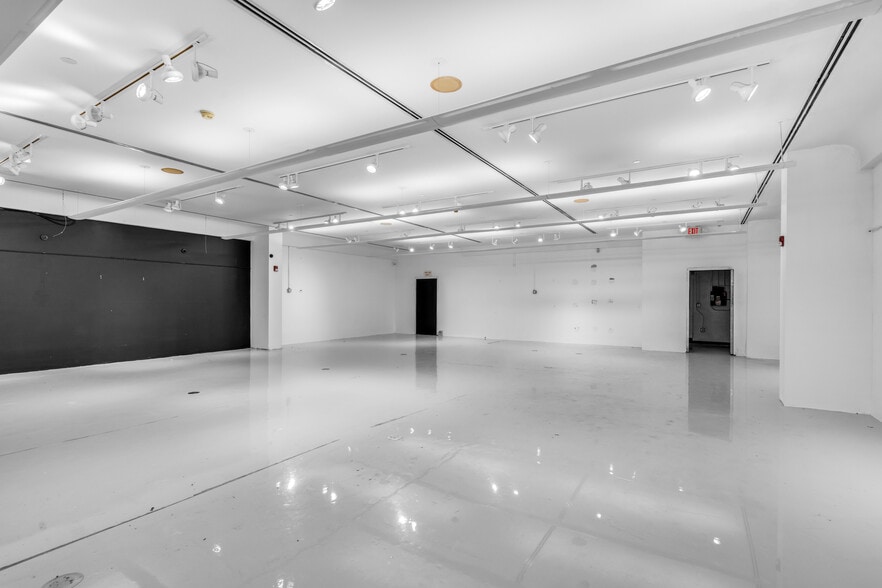 More Photos Of 721 Collins Ave, Miami Beach Storefront For Sale