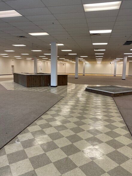 More Photos Of 3654 Eisenhower Pky, Macon-Bibb Unknown For Lease