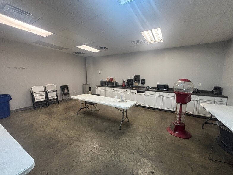 More Photos Of 9151 Youree Dr, Shreveport Distribution For Lease
