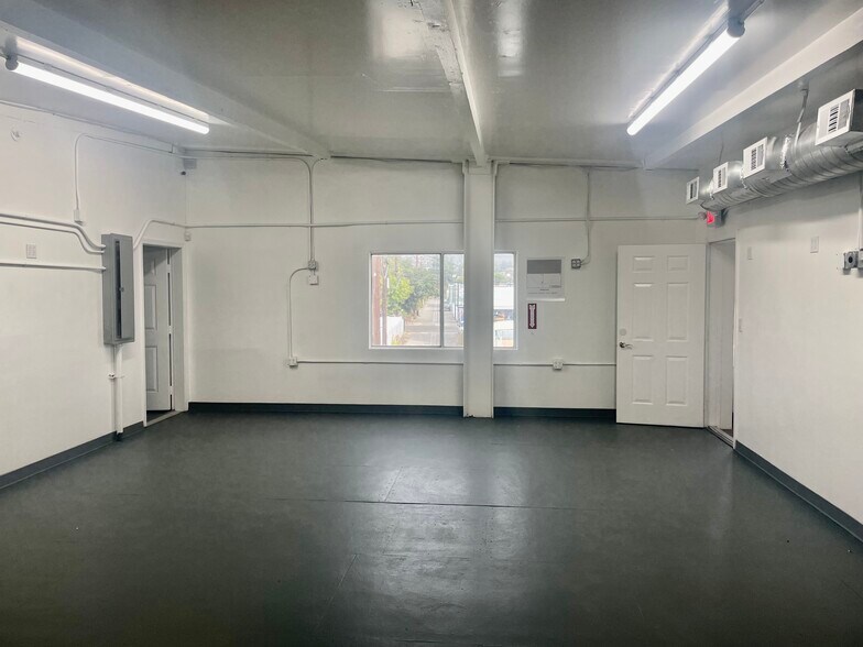 More Photos Of 8212-8214 San Fernando Rd, Sun Valley Light Distribution For Sale