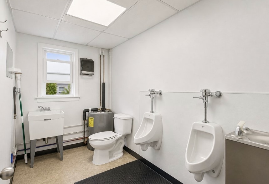 More Photos Of 152 Railroad St, Huntington Warehouse For Sale