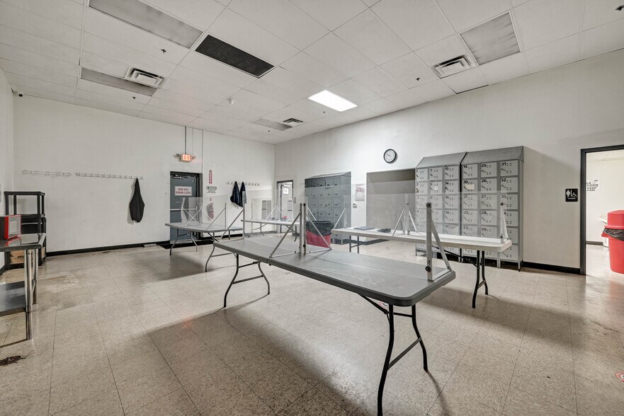 More Photos Of 100 Chamber Plz, Charleroi Supermarket For Lease