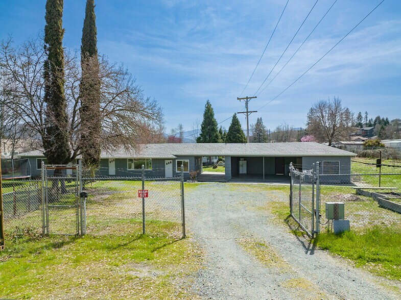 More Photos Of 2660 NW Vine St, Grants Pass Manufacturing For Sale