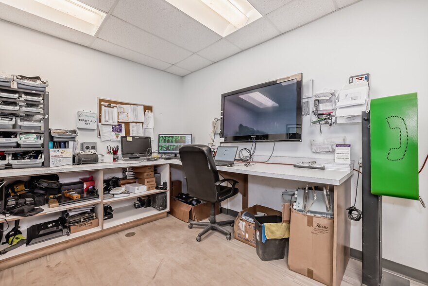 More Photos Of 9040-9058 22nd Ave SW, Edmonton Showroom For Sale