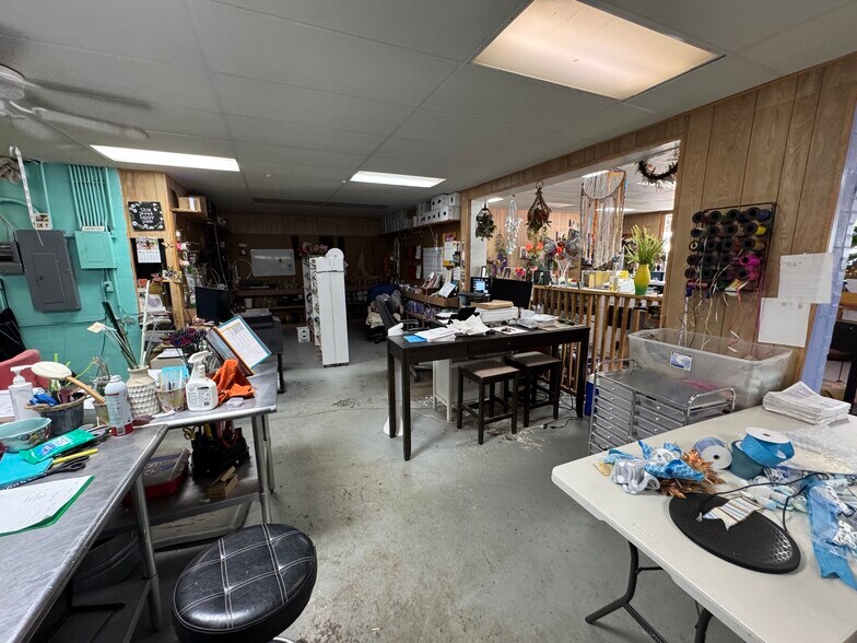More Photos Of 706 N Perry St, Palestine General Retail For Sale