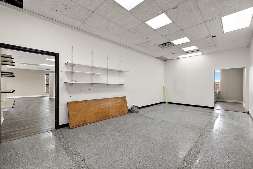 More Photos Of 150 E University Dr, Rochester Storefront Retail Office For Lease