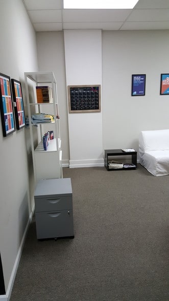 More Photos Of 828 Davis St, Evanston Loft Creative Space For Lease