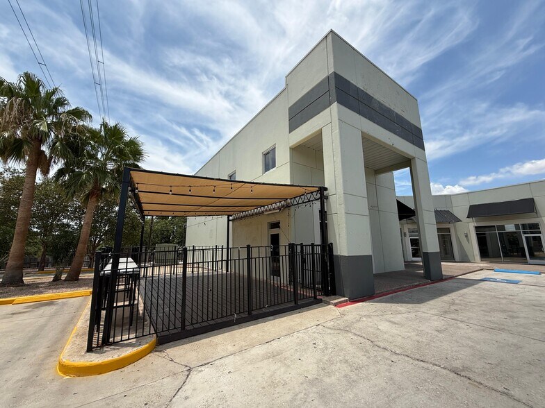 More Photos Of 8602 McPherson Rd, Laredo Storefront For Lease