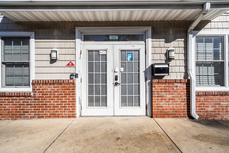 More Photos Of 2597 Hooper Ave, Brick Office For Sale