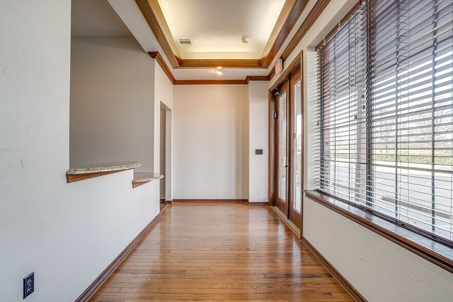 More Photos Of 1318-1324 NW John Jones Dr, Burleson Office For Lease