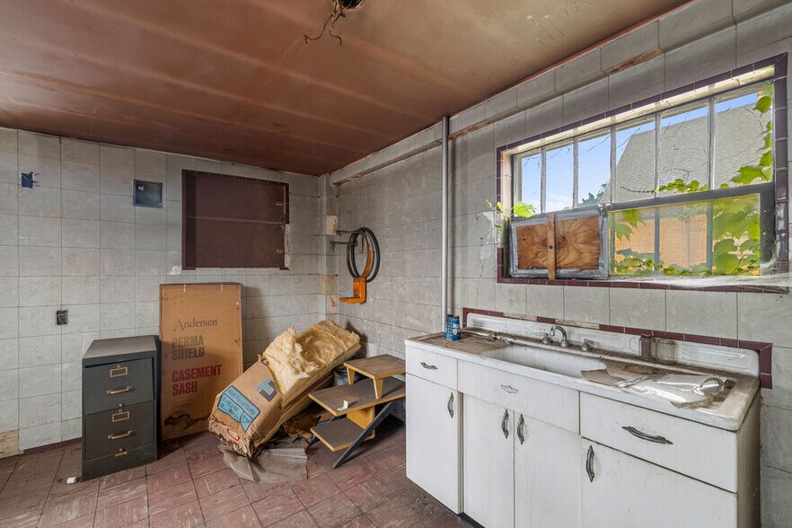 More Photos Of 1041 Niagara Ave, Niagara Falls Contractor Storage Yard For Sale