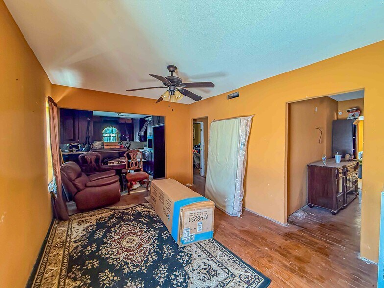 More Photos Of 405 E 2nd St, Rio Grande City Supermarket For Sale