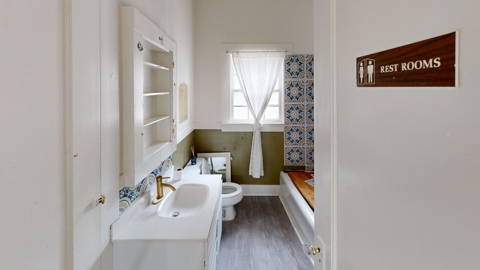 More Photos Of 411 Oak St, Roseville Office For Sale