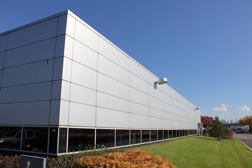 More Photos Of 1935-1955 Techny Rd, Northbrook Showroom For Lease