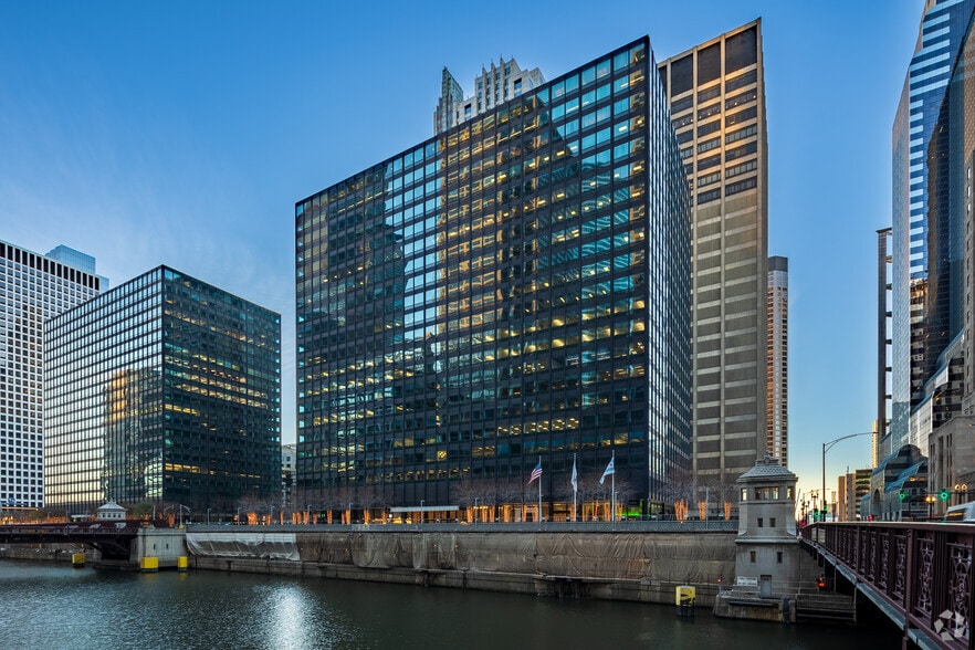 More Photos Of 10 S Riverside Plz, Chicago Office For Lease