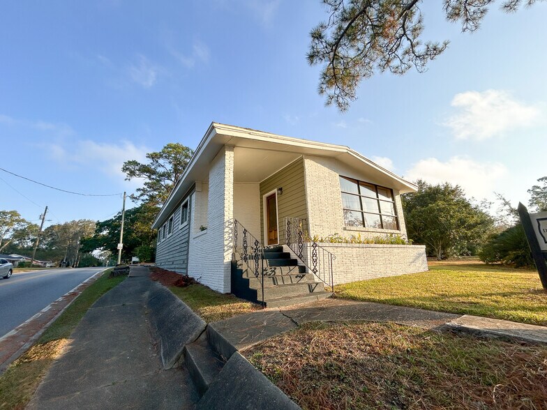 More Photos Of 2408 Government St, Mobile Office For Sale