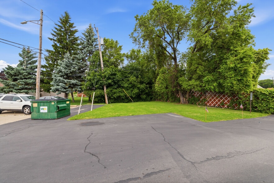 More Photos Of 14650 Champaign Rd, Allen Park General Retail For Sale
