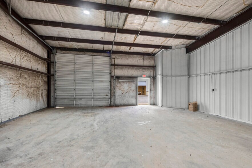 More Photos Of 2703 Commerce St, Marble Falls Warehouse For Lease