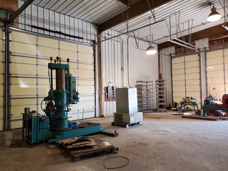 More Photos Of 330 1st St, Exeter Warehouse For Lease