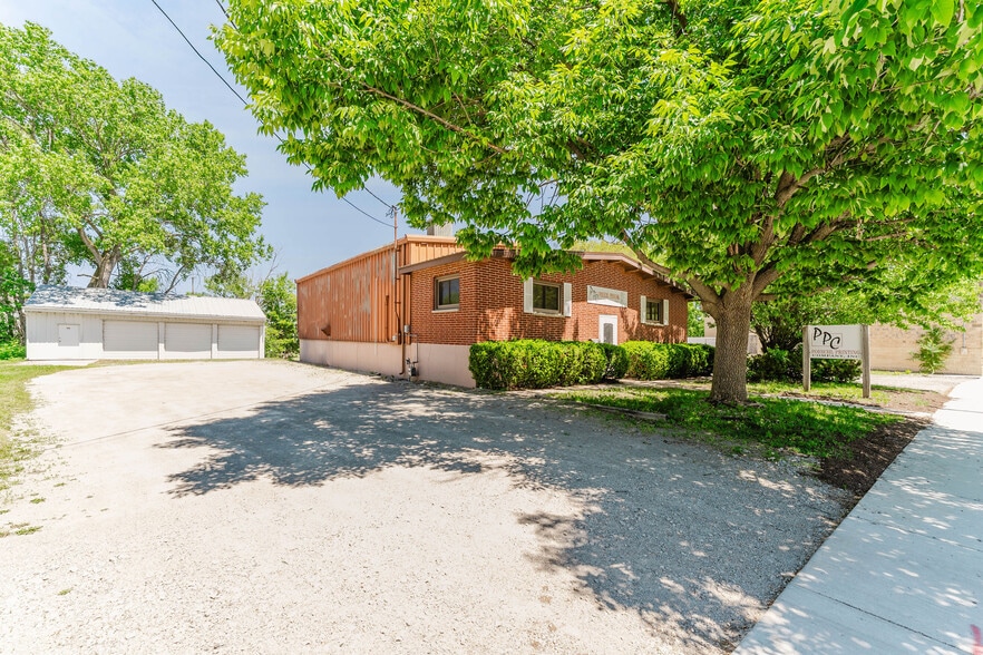 More Photos Of 526 W 11th Ave, Oshkosh Office For Sale