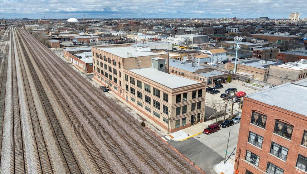 More Photos Of 1900 W Kinzie St, Chicago Light Distribution For Sale
