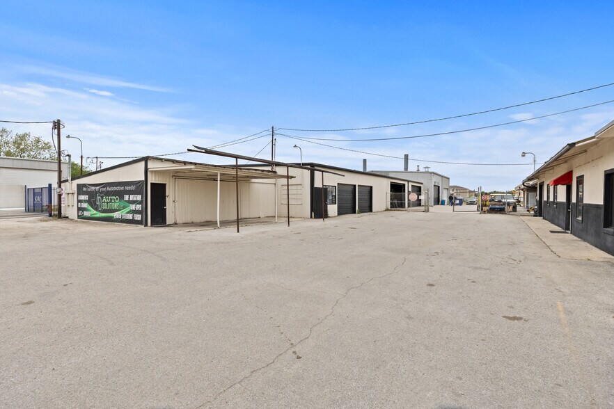 More Photos Of 955 W Kingsbury St, Seguin Auto Repair For Sale