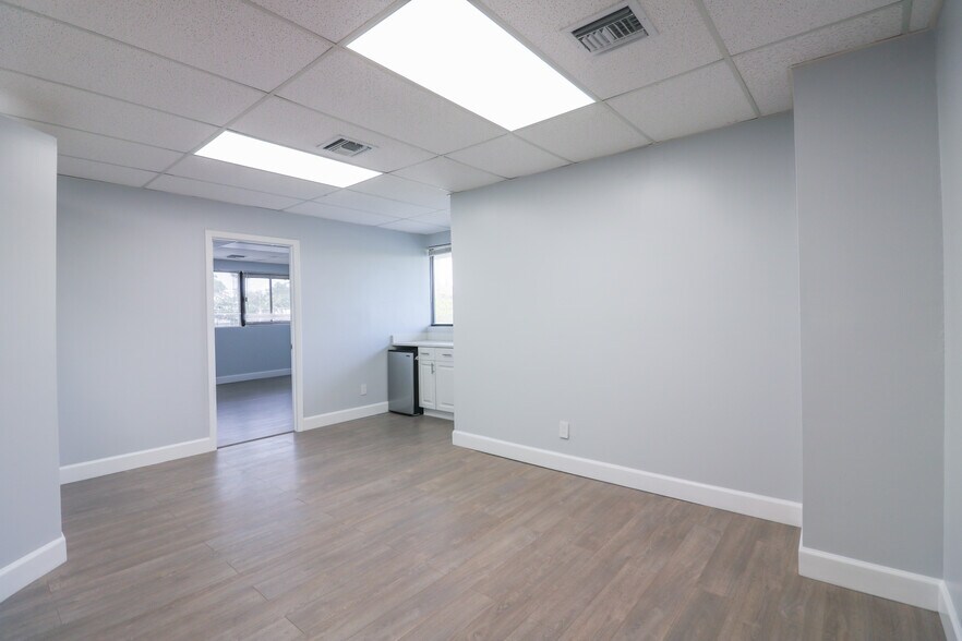More Photos Of 501 Golden Isles Dr, Hallandale Beach Office For Lease