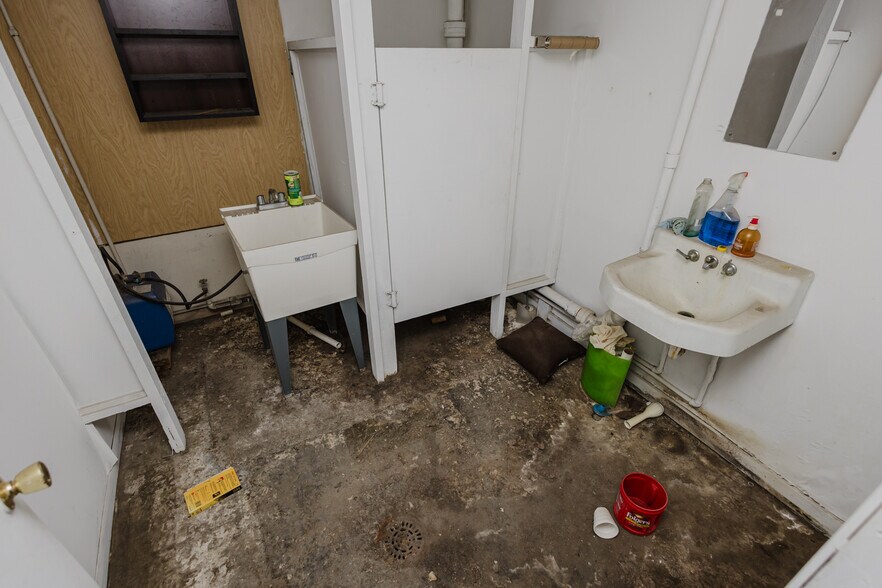 More Photos Of 470 N Seneca St, Wichita Warehouse For Sale