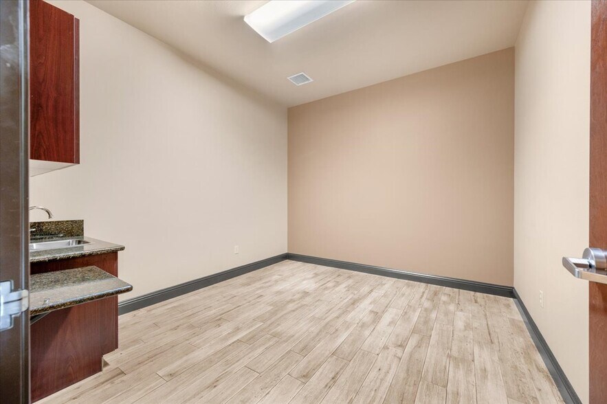 More Photos Of 7206 N Milburn Ave, Fresno Medical For Lease