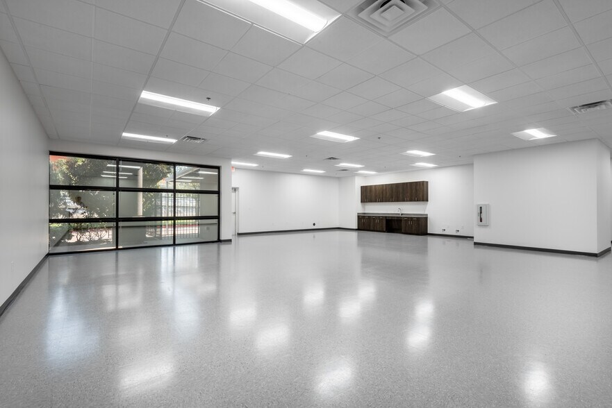 More Photos Of 4024 Rock Quarry Rd, Dallas Warehouse For Lease