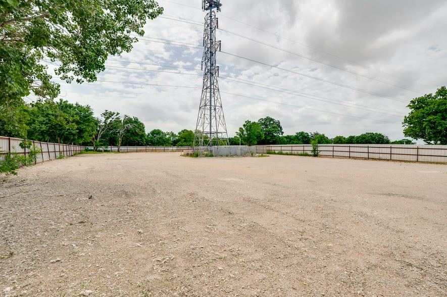 More Photos Of 4100-4144 Jackson St, Irving Warehouse For Sale
