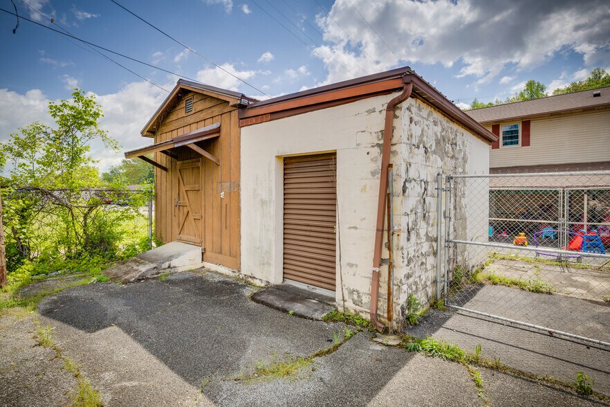 More Photos Of 570 S Gateway Ave, Rockwood Industrial For Sale